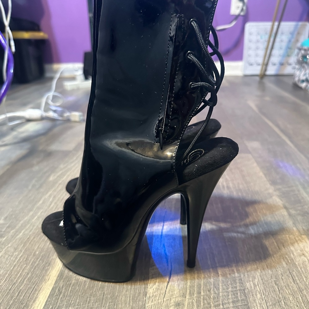 These 6inch Pleaser’s Delight heels are absolutely stunning.